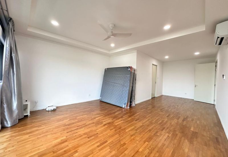 Residensi Ledang @ Brand New Furnished with Lake View Town House