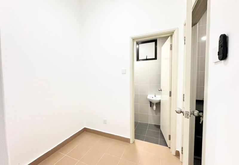 Residensi Ledang @ Brand New Furnished with Lake View Town House