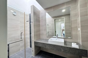 Residensi Ledang @ Brand New Furnished with Lake View Town House