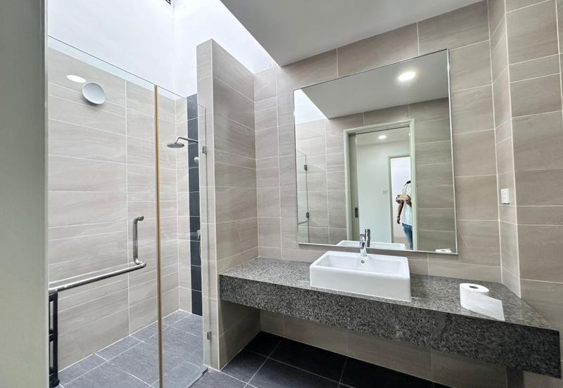 Residensi Ledang @ Brand New Furnished with Lake View Town House