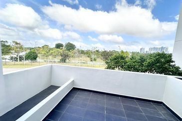 Residensi Ledang @ Brand New Furnished with Lake View Town House