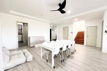 Residensi Ledang @ Brand New Furnished with Lake View Town House