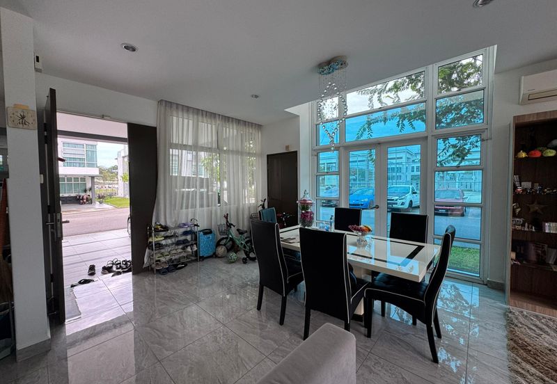 D' Lagoon @ Corner Lot 3-storey Lakeview Villa