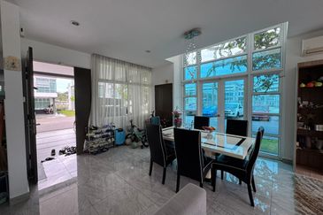 D' Lagoon @ Corner Lot 3-storey Lakeview Villa