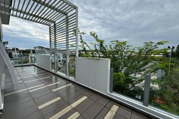 D' Lagoon @ Corner Lot 3-storey Lakeview Villa