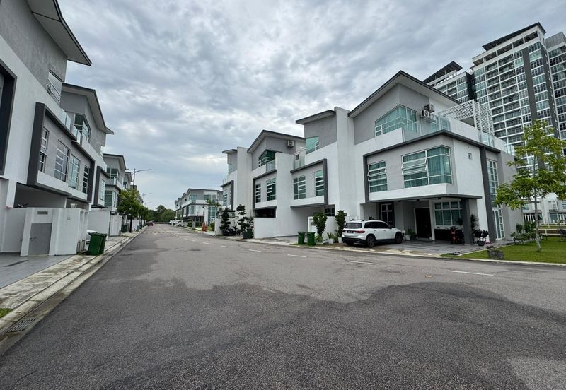 D' Lagoon @ Corner Lot 3-storey Lakeview Villa