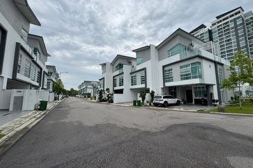 D' Lagoon @ Corner Lot 3-storey Lakeview Villa