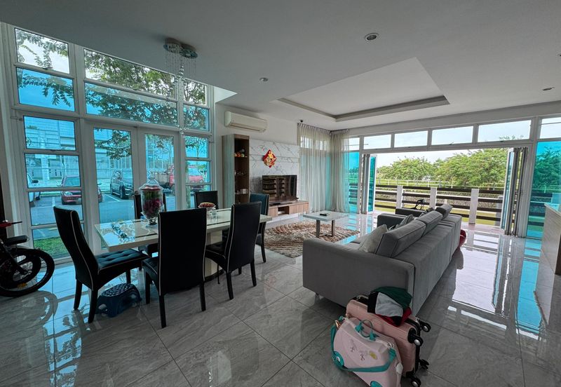 D' Lagoon @ Corner Lot 3-storey Lakeview Villa