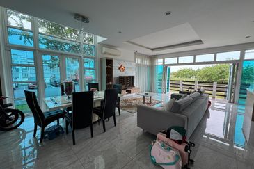 D' Lagoon @ Corner Lot 3-storey Lakeview Villa