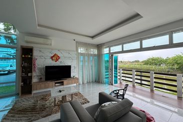 D' Lagoon @ Corner Lot 3-storey Lakeview Villa