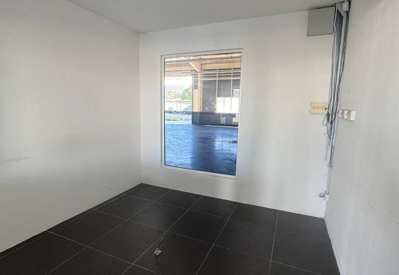 Opposite Gaint Plentong @ Facing Main Road Commercial Building & Land