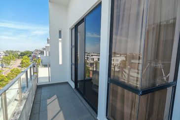 The Canal Garden South, Horizon Hills