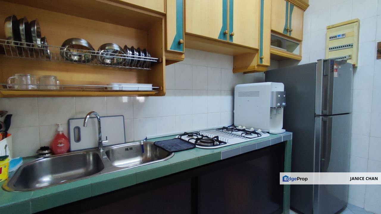 Middle Room @ Fair View Permas Jaya. Walking distance to shops and bus stop, Johor, Permas Jaya/Senibong