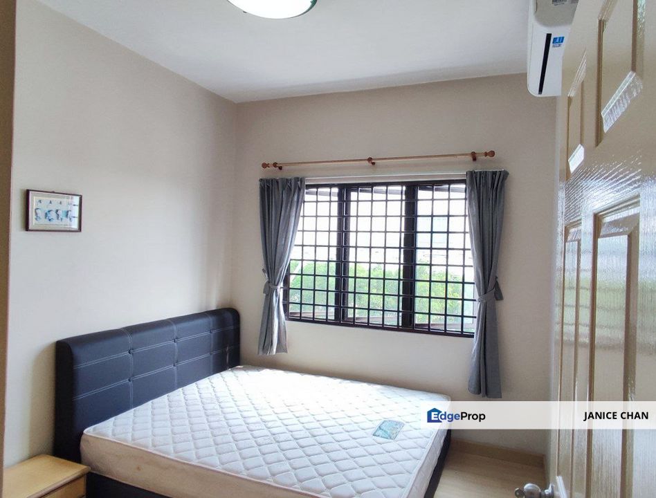 Middle Room @ Fair View Permas Jaya. Walking distance to shops and bus stop, Johor, Permas Jaya/Senibong