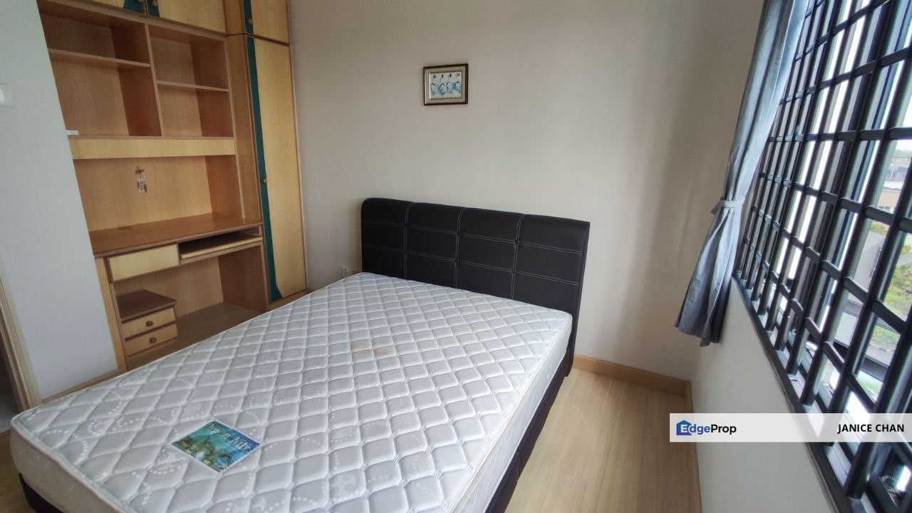 Middle Room @ Fair View Permas Jaya. Walking distance to shops and bus stop, Johor, Permas Jaya/Senibong