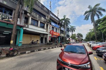 Glenmarie 3 Storey Shop Office for Sale Facing Main Road & LRT Station 