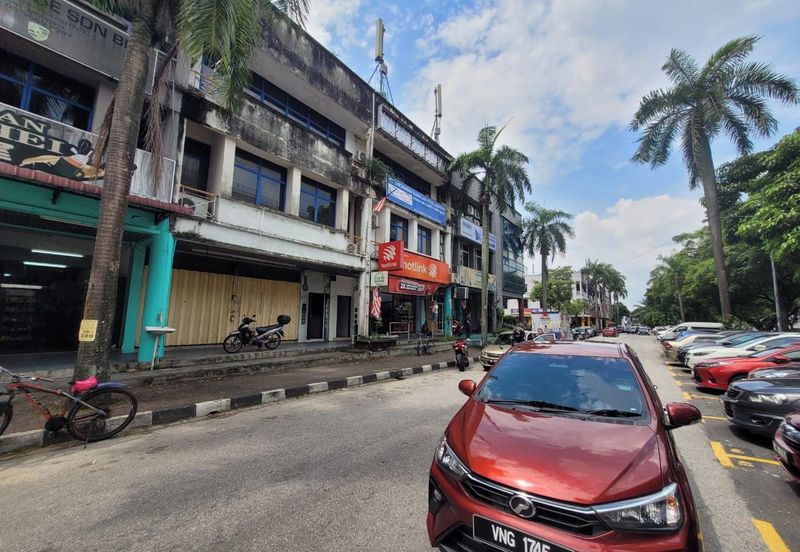 Glenmarie 3 Storey Shop Office for Sale Facing Main Road & LRT Station 