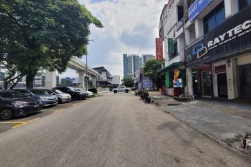 Glenmarie 3 Storey Shop Office for Sale Facing Main Road & LRT Station 