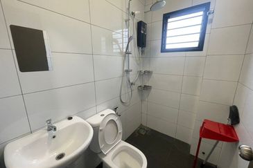 Fully Furnished Corner Ground Floor Rafflesia Residence Sg Long