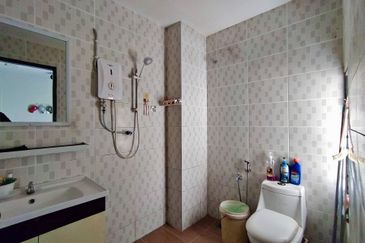 Taman Casa Lagenda, Batu 14, Hulu Langat Double Storey Terrace Freehold Malay Reserve for sale