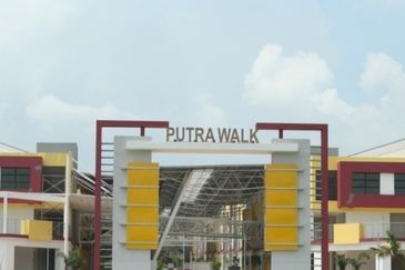 Putra Walk
