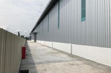 2.5 acres 2 STOREY OFFICE DETACHED FACTORY