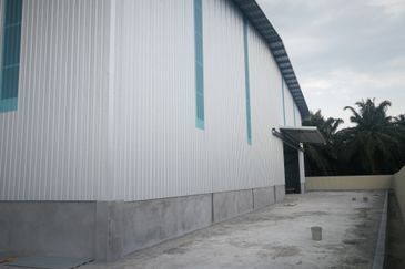 2.5 acres 2 STOREY OFFICE DETACHED FACTORY