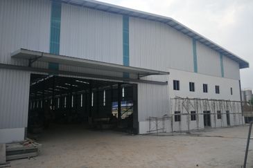 2.5 acres 2 STOREY OFFICE DETACHED FACTORY