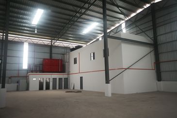 2.5 acres 2 STOREY OFFICE DETACHED FACTORY
