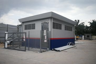 2.5 acres 2 STOREY OFFICE DETACHED FACTORY