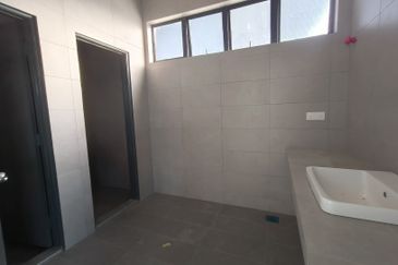 West Port, Pulau Indah