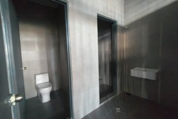 West Port, Pulau Indah