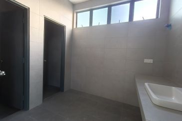 West Port, Pulau Indah