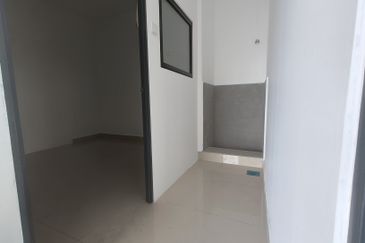 West Port, Pulau Indah