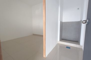 West Port, Pulau Indah