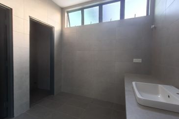 West Port, Pulau Indah