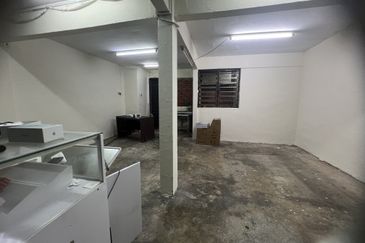 Tun Aminah Flat Ground Floor Shop for rent 