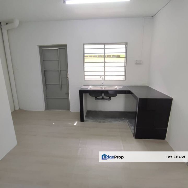 Full loan Taman Kluang Barat 5bedroom , Johor, Kluang