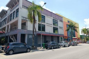 Banting Corner Shop for rent!