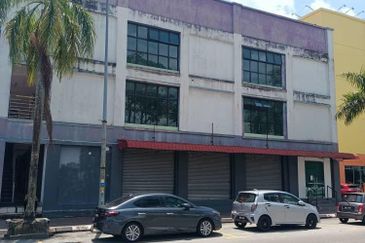 Banting Corner Shop for rent!