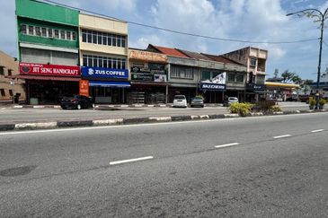 Intermediate shop lot facing main road for rent