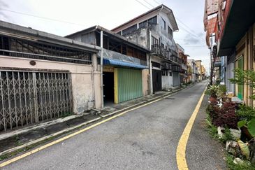 Shop Lot @ Main Road Banting Town for rent!