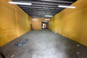 Shop Lot @ Main Road Banting Town for rent!