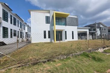 DYNATON IZONA, BUKIT BENDERA