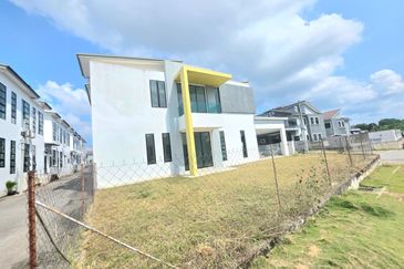 DYNATON IZONA, BUKIT BENDERA