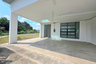 DYNATON IZONA, BUKIT BENDERA