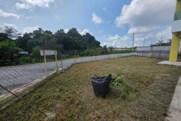 DYNATON IZONA, BUKIT BENDERA