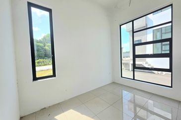 DYNATON IZONA, BUKIT BENDERA