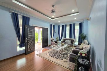 Banglo 2 Tingkat Jalan Hilir Istana Kubang Kerian near to Wakaf Stan