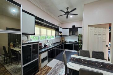 Banglo 2 Tingkat Jalan Hilir Istana Kubang Kerian near to Wakaf Stan